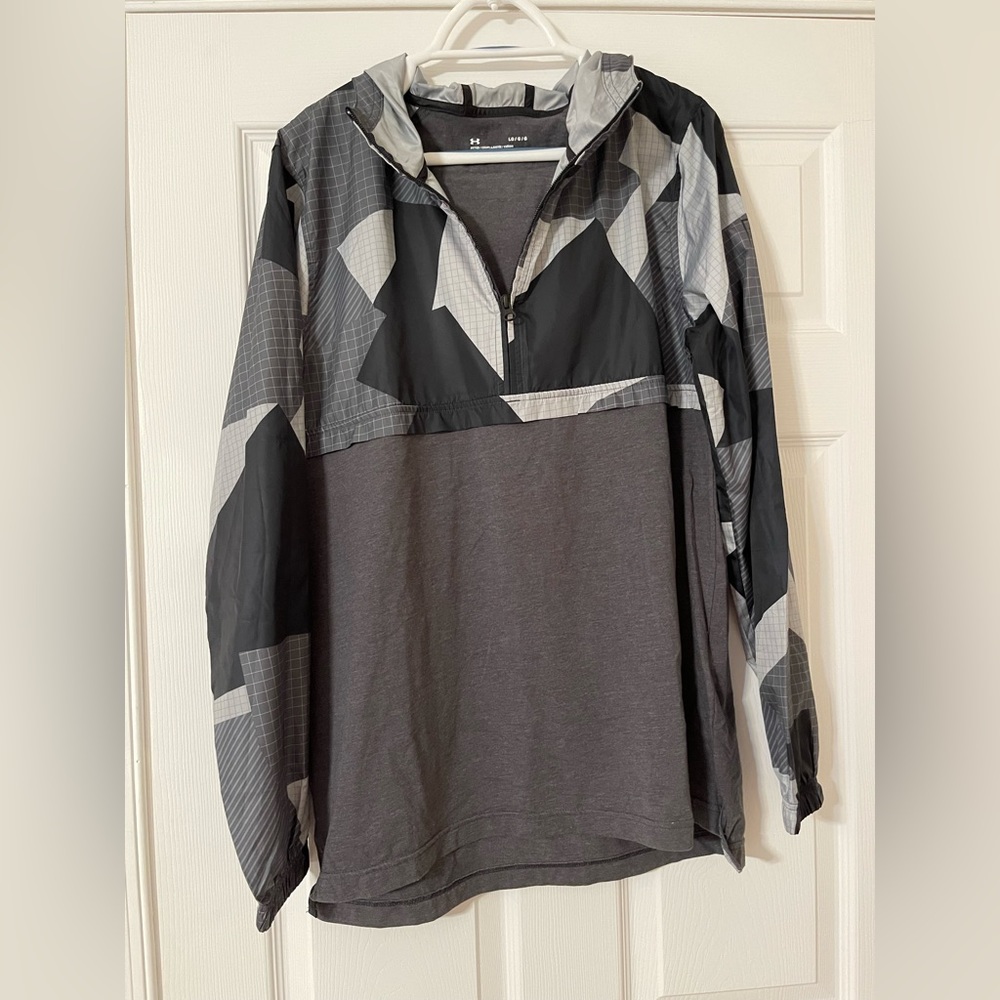 Under Armour hooded pullover.  Mens Size Large Fitted.